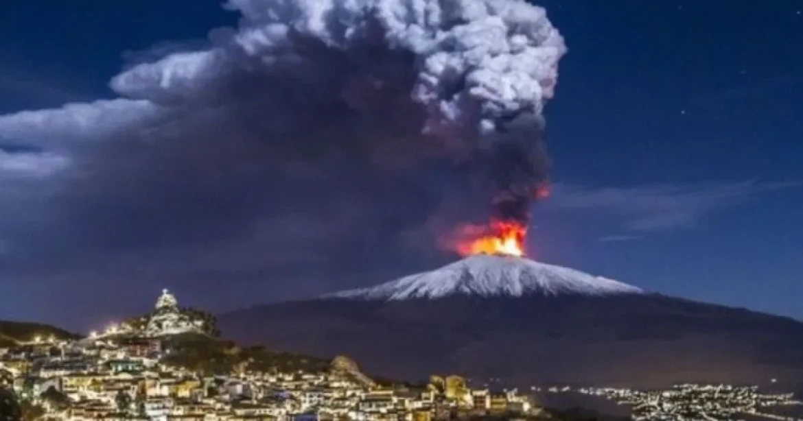 Erupția vulcanului Etna perturbă în continuare traficul aerian din sudul Italiei