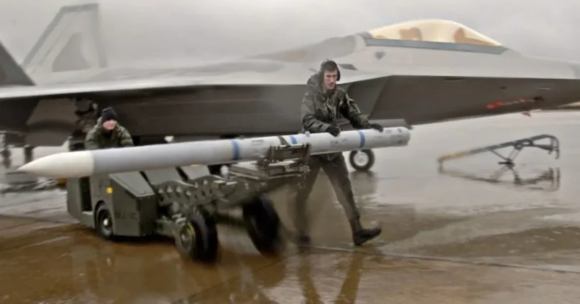 Pentagonul dă Raytheon un contract de 20 de miliarde de dolari pentru rachete AMRAAM