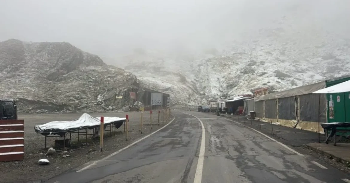 Prima ninsoare pe Transfăgărășan, fără intervenția utilajelor de deszăpezire