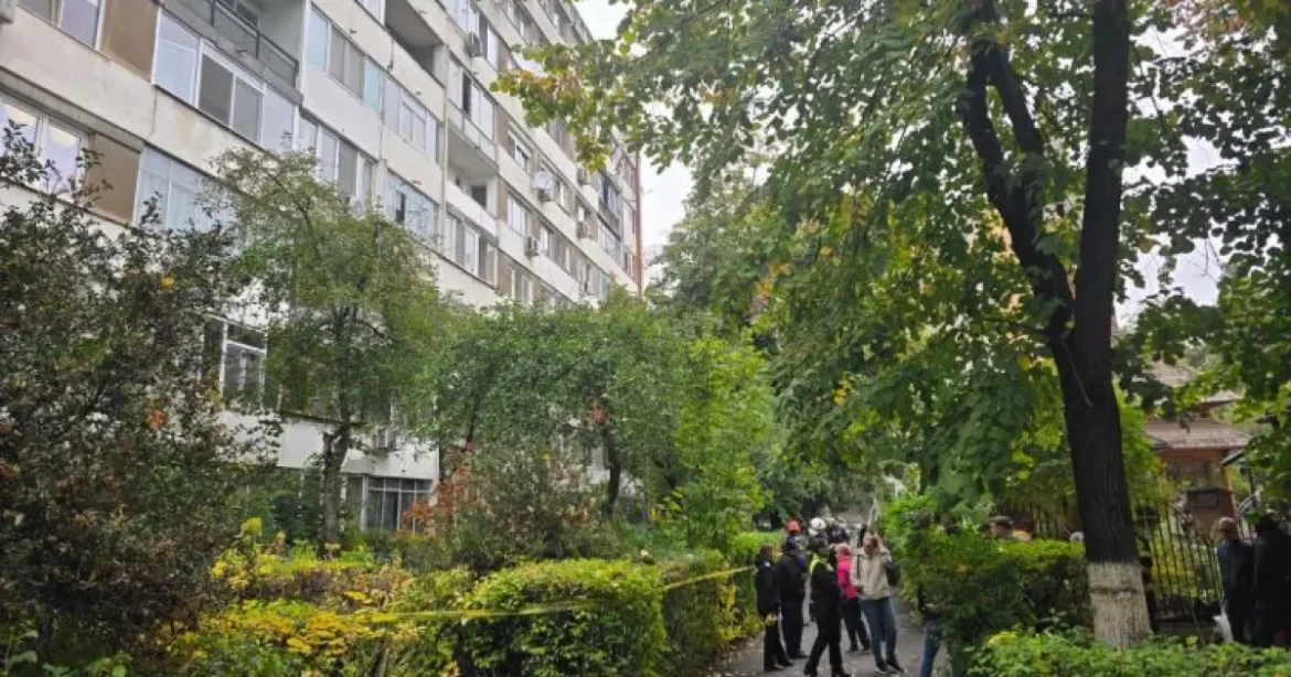 Bloc din Drumul Taberei evacuat după o crăpătură între scări. Imobil cu risc seismic