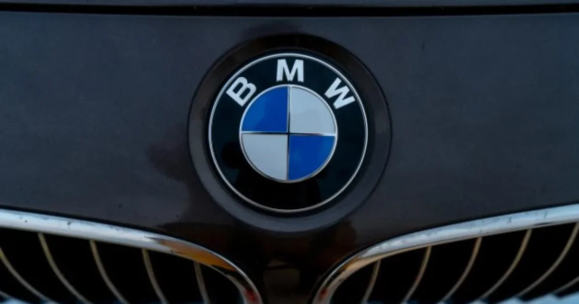 BMW restructurează profund: mai puțini manageri, accent pe AI și modele noi