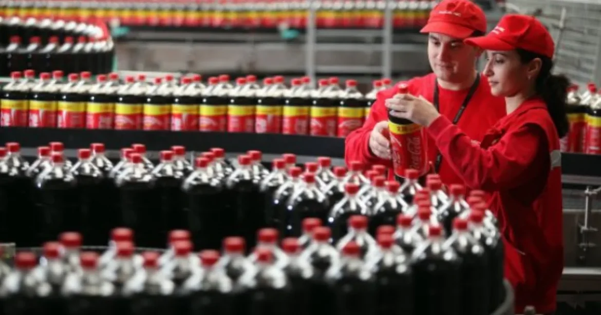 Coca-Cola, Nestle și Danone vor schimba etichetele de reciclare ale sticlelor de plastic