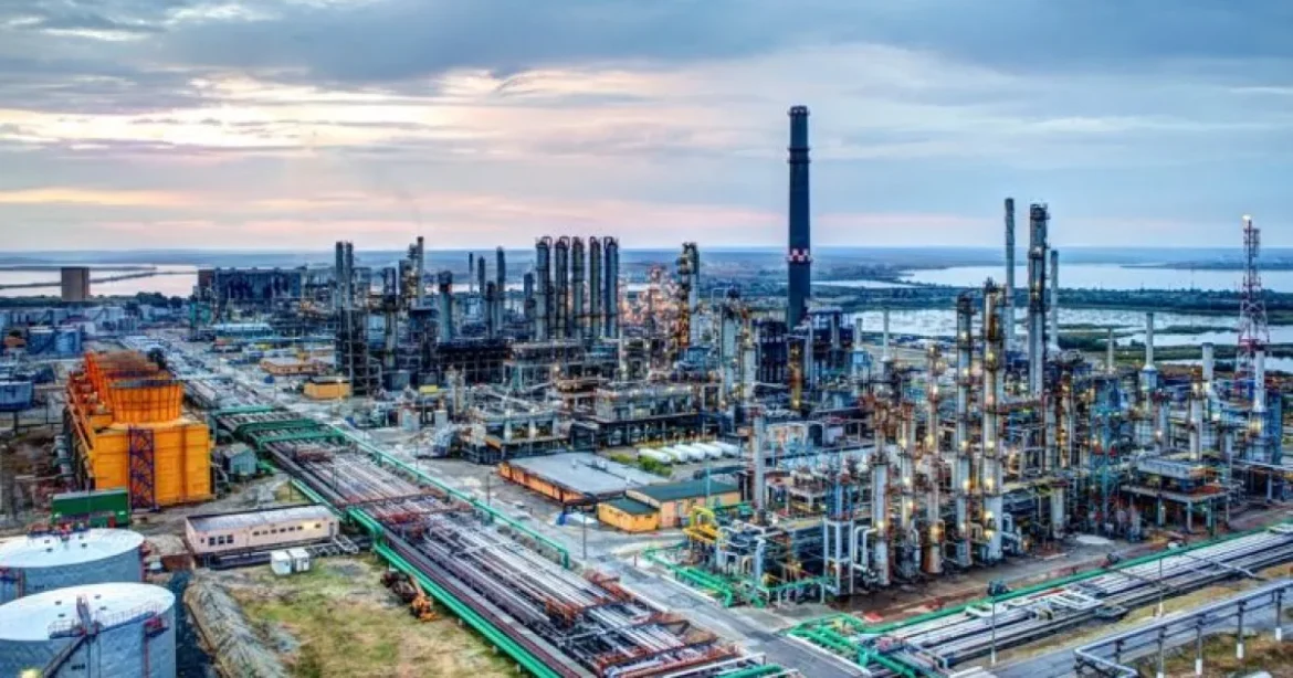 Criza carburanților continuă până în 2027. Marje plafonate la rafinării și importatori