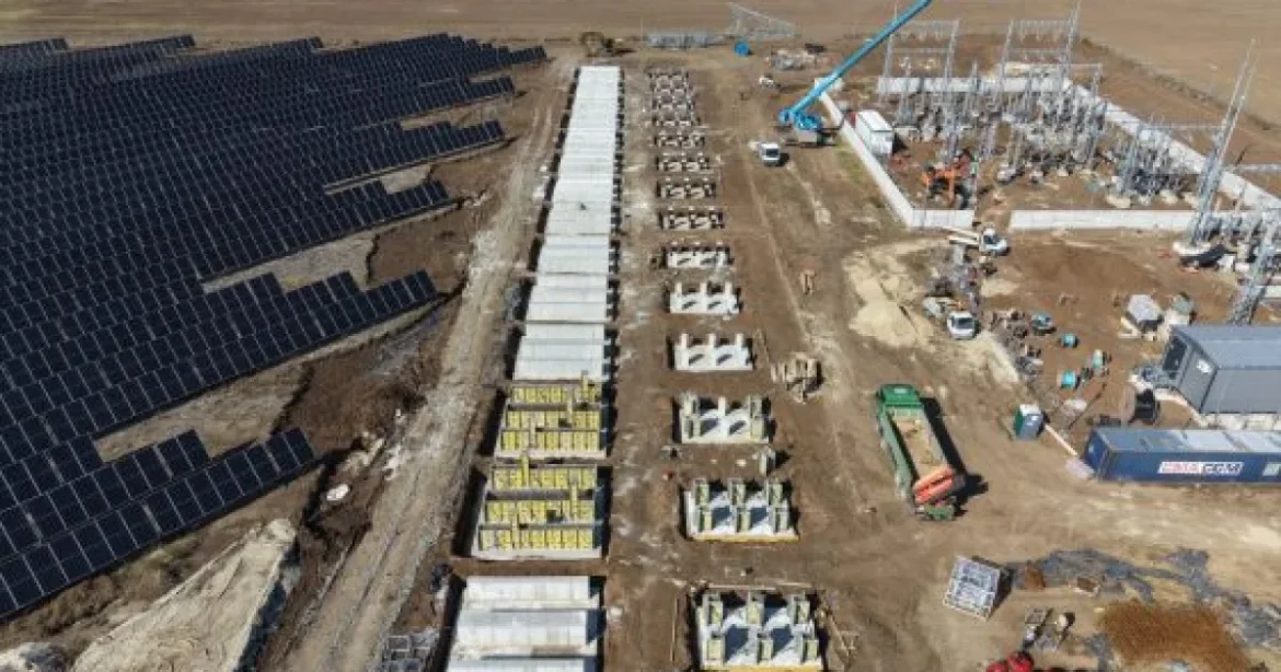 ENNA finalizează un parc fotovoltaic cu stocare și cumpără altul mai mare