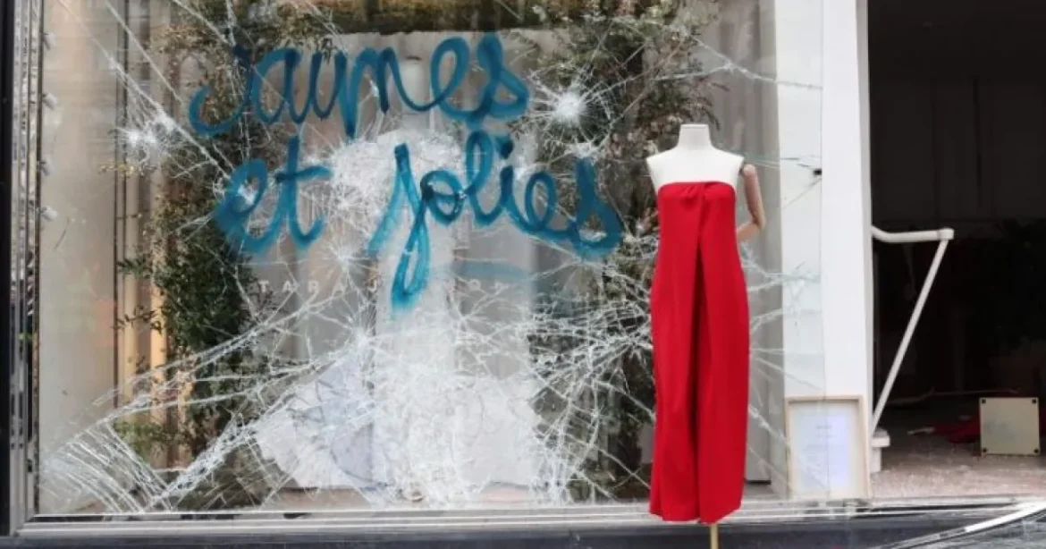 Franța: 500 de polițiști răniți și magazine distruse în proteste