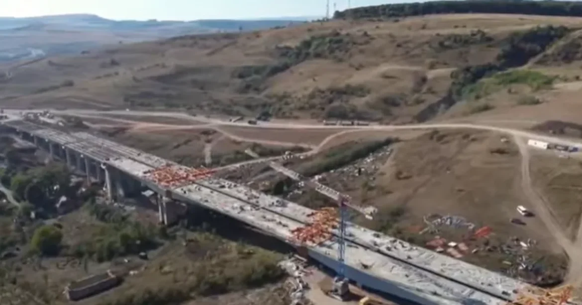 Începe montarea hidroizolației pe cel mai lung viaduct al Autostrăzii Transilvania