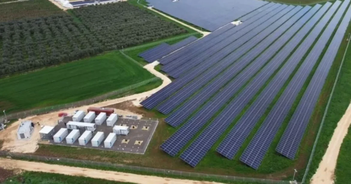 Noi baterii pentru stocare, lângă un parc fotovoltaic operațional din Gorj