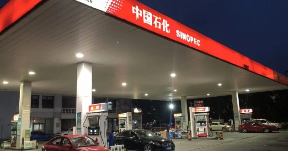 Petrolul crește cu 2% după ce China suspendă exporturile de combustibili