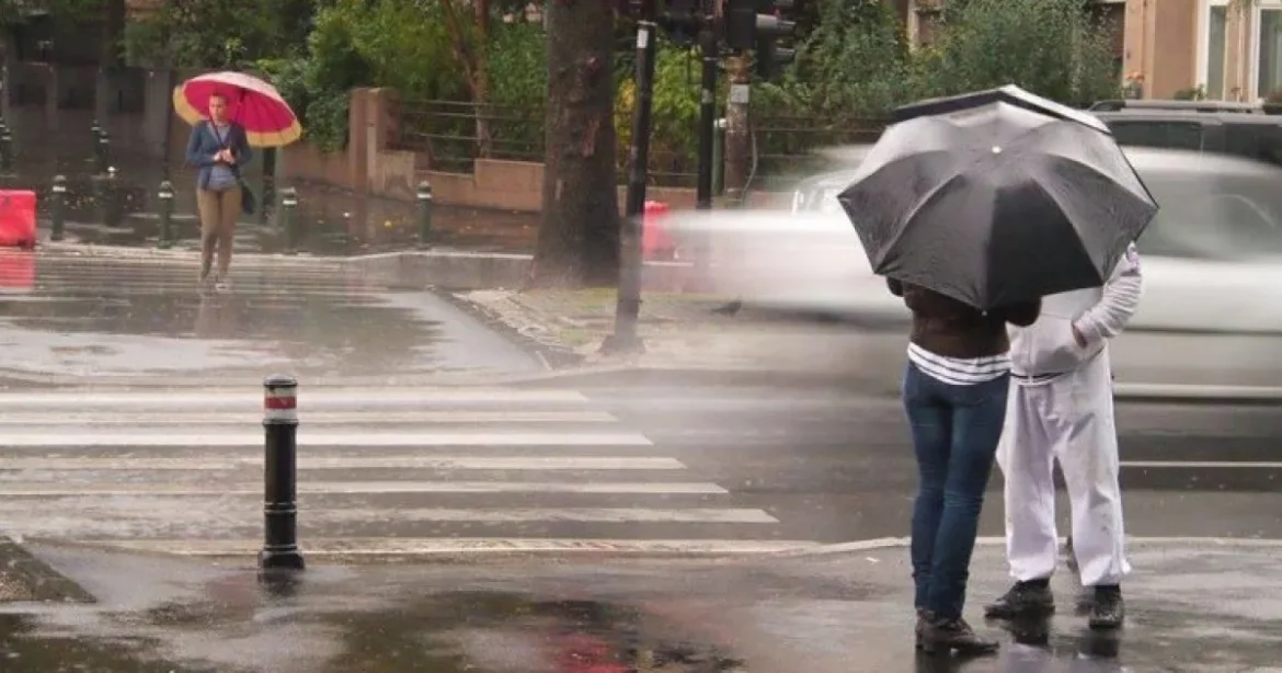 Ploi în toată țara, ninsori la munte. București: cald duminică, răcire de luni