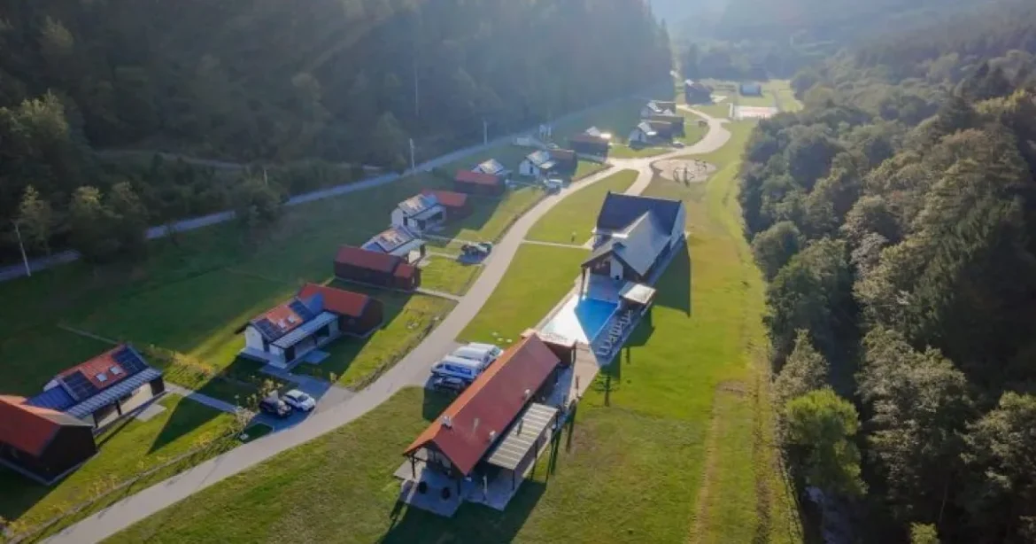 Resort din Harghita oferă pachete pentru munca de la distanță. Cât costă o lună de cazare